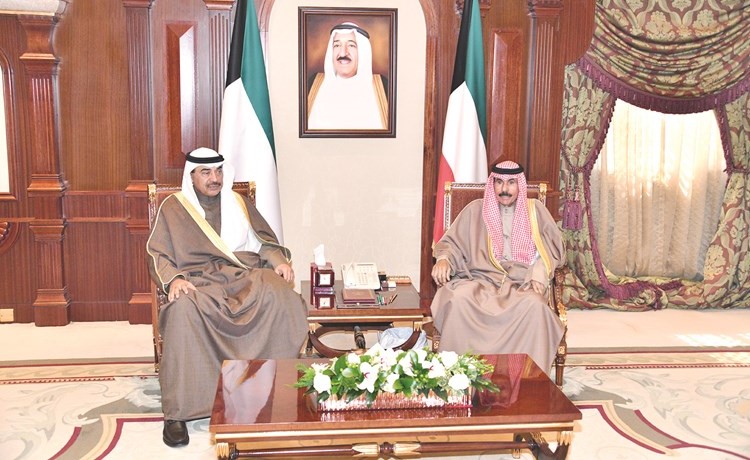 سمو ولي العهد الشيخ نواف الأحمد مستقبلا سمو الشيخ صباح الخالد