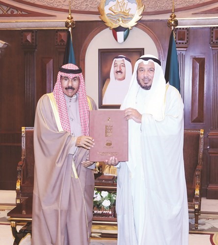 سمو ولي العهد الشيخ نواف الأحمد يتسلم التقرير من د.عبدالله المعتوق