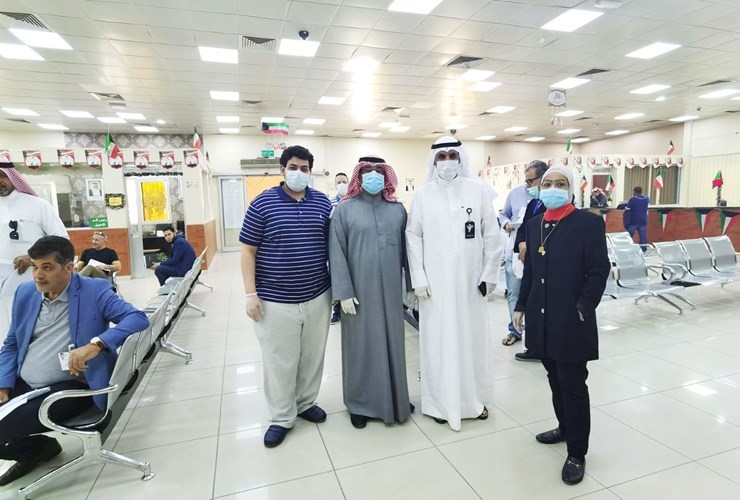مدير إدارة عمل حولي ومسؤولو الإدارة في صالة المراجعين