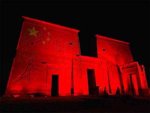 مصر تضيء معالمها السياحية بألوان علم الصين تضامناً معها بمواجهة كورونا وتقدم مساعدات صحية للصين عنواناً للتضامن بين البلدين