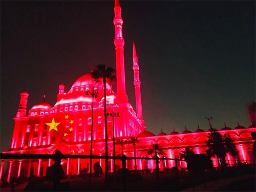 مصر تضيء معالمها السياحية بألوان علم الصين تضامناً معها بمواجهة كورونا وتقدم مساعدات صحية للصين عنواناً للتضامن بين البلدين