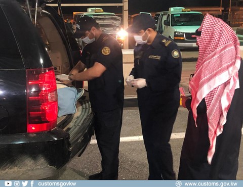 الإدارة العامة للجمارك وزعت كمامات ونظارات واقية وقفازات على قوة الجمارك