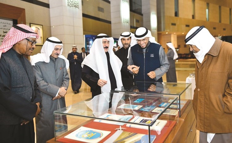 المؤرخ فرحان الفرحان وفايز العنزي وكامل العبدالجليل وعادل السعدون ود.عادل المياس يطالعون وثائق تاريخية لـ الكويتية