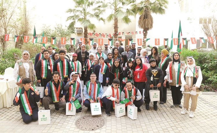 إلهام محفوظ والإدارة التنفيذية مع طلبة مدرسة النبراس