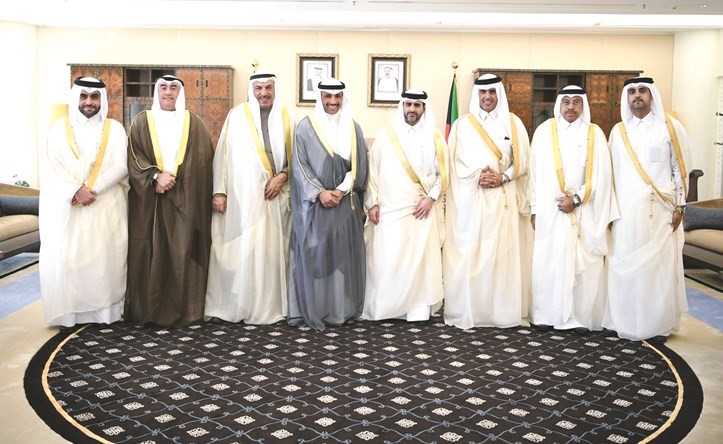 رئيس مجلس الأمة مرزوق الغانم متوسطا فيصل الشايع ورئيس ديوان المحاسبة في دولة قطر والوفد المرافق له