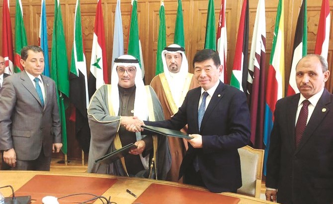 المستشار جمال الجلاوي ود.كونيو ميكيوريا خلال توقيع الاتفاقية