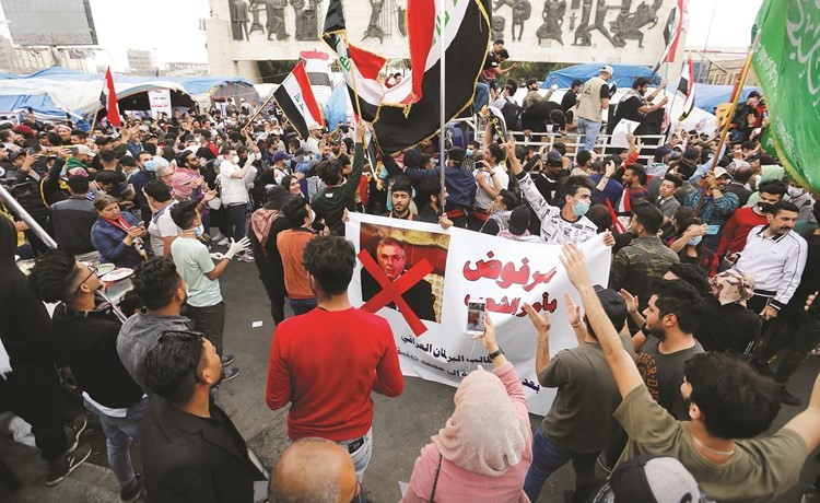 متظاهرو ساحة التحرير ببغداد يعبرون عن رفضهم لعلاوي قبل ساعات من اعتذاره رسميا عن عدم تشكيل الحكومة	(رويترز)