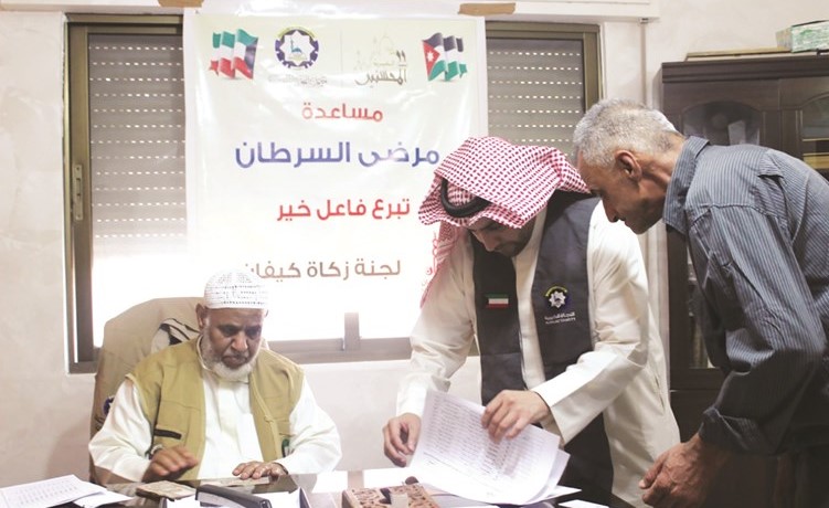 عود الخميس خلال توزيع مساعدات لمرضى السرطان
