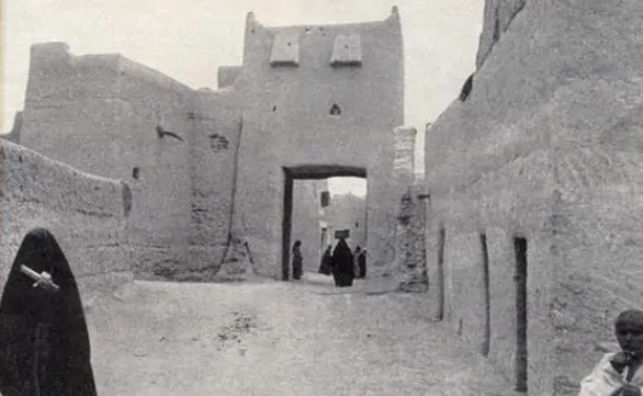 صورة قديمة لإحدى بوابات مدينة الرياض قبل أكثر من 75 عاماً