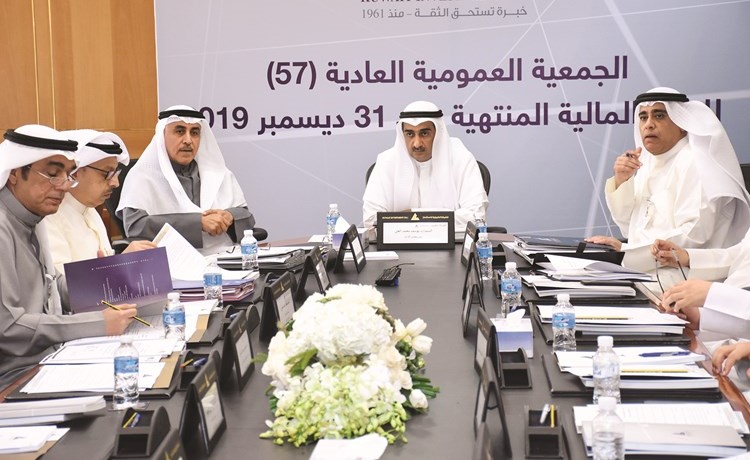 د.يوسف العلي وبدر السبيعي وفواز الأحمد خلال اجتماع الجمعية العامة العادية للشركة