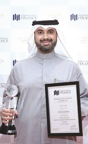 عبدالله الشعيب متسلما الجائزة