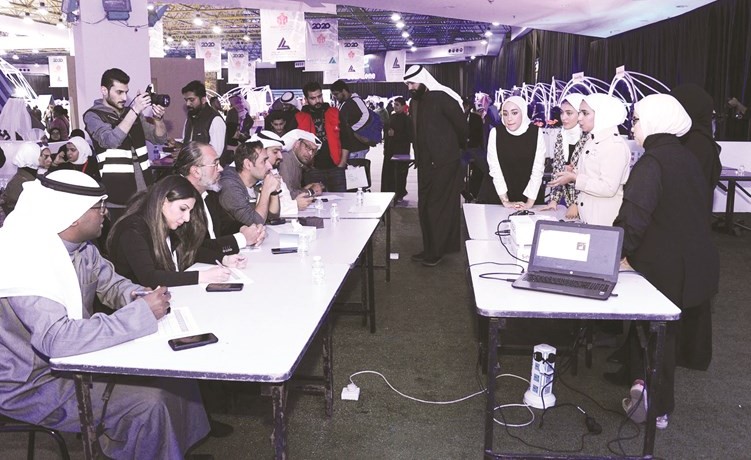 جانب من فعاليات لجنة التحكيم