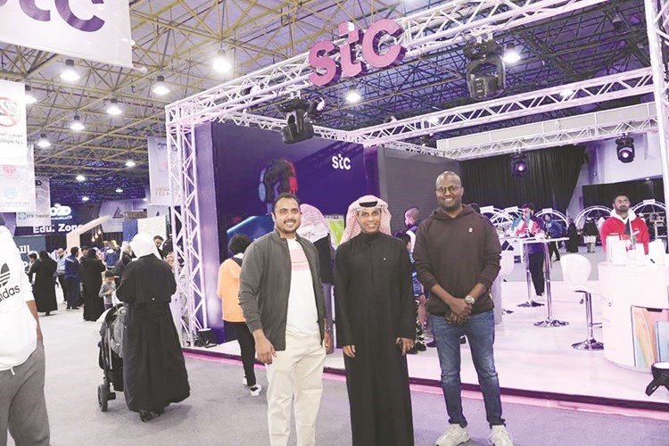 خالد الفاضل في زيارة لجناح stc في المعرض