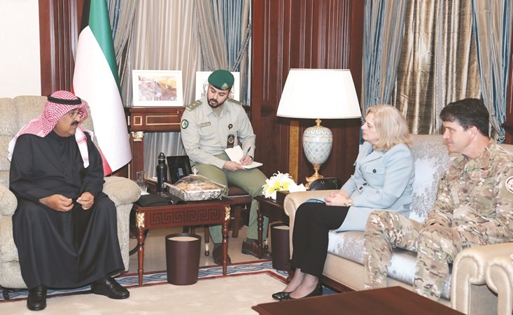 الشيخ مشعل الأحمد مستقبلا السفيرة الأميركية إلينا رومانوسكي والوفد المرافق لها