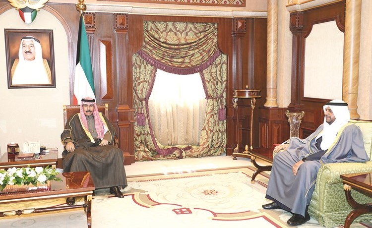 سمو ولي العهد الشيخ نواف الأحمد مستقبلا الشيخ أحمد المنصور