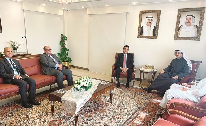 السفير سامي الحمد مستقبلا السفير المصري طارق القوني
