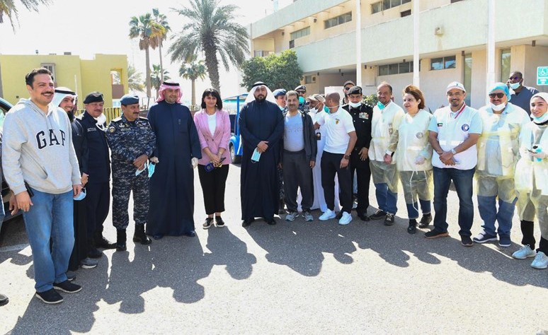 أنس الصالح والشيخ د.باسل الصباح والفريق عصام النهام ومها البرجس ومسؤولو الصحة ومتطوعو الهلال الأحمر خلال الجولة