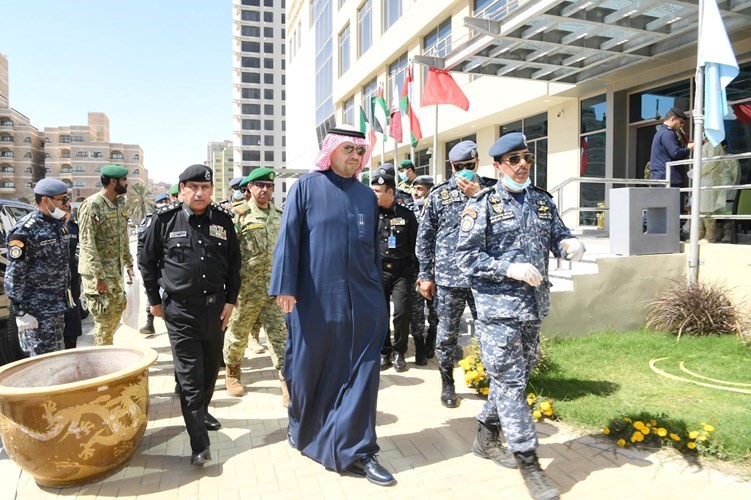 أنس الصالح واللواء فالح شجاع خلال الجولة في منتزه جون الكويت