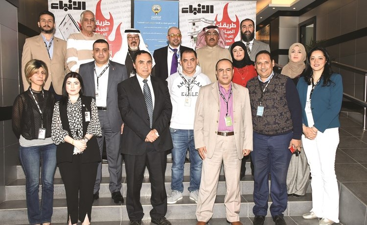 المشاركون في الندوة مع نائب رئيس التحرير الزميل عدنان الراشد ومستشار الإدارة العامة يوسف عبدالرحمن والزملاء في الأنباء 	(احمد علي)