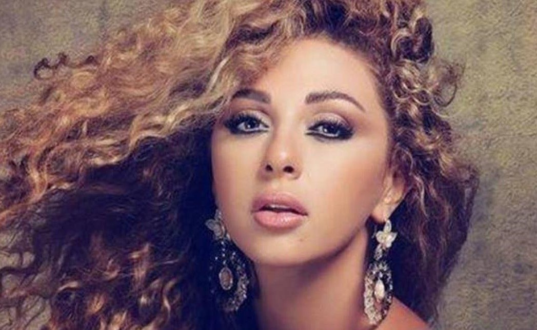 بالفيديو.. كلب ميريام فارس يسحبها من ملابسها