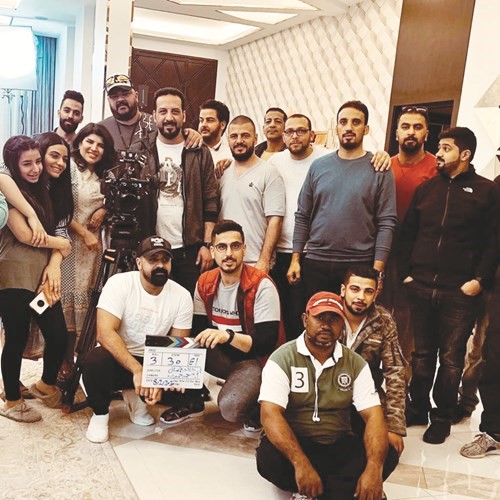 المخرج خالد جمال والفنانة غدير السبتي مع فريق عمل مسلسل مع الحرملك