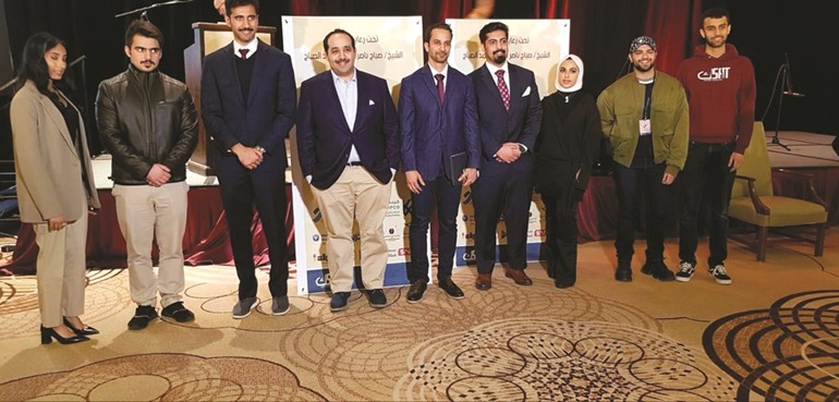الشيخ صباح ناصر صباح الأحمد مع عدد من المشاركين بالملتقى