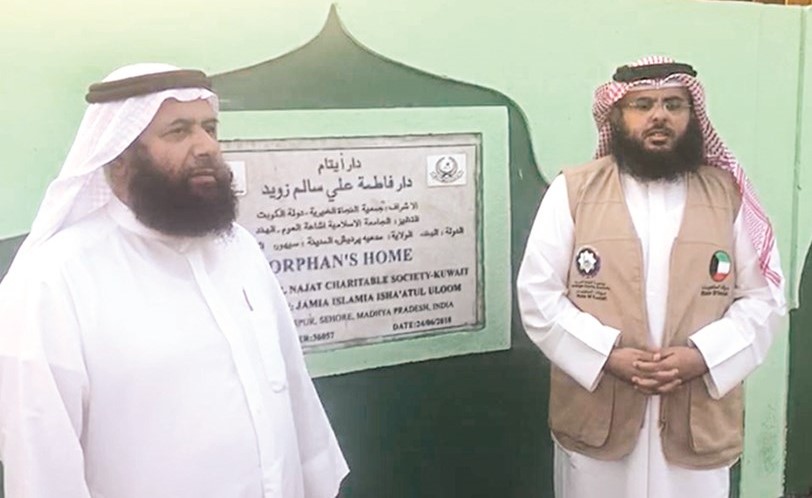 العقيل أمام إحدى دور الأيتام بالهند