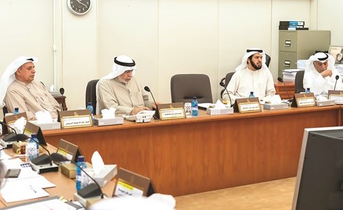 شعيب المويزري ود.عادل الدمخي وعدنان عبدالصمد وعبدالله الرومي خلال اجتماع لجنة الميزانيات والحساب الختامي