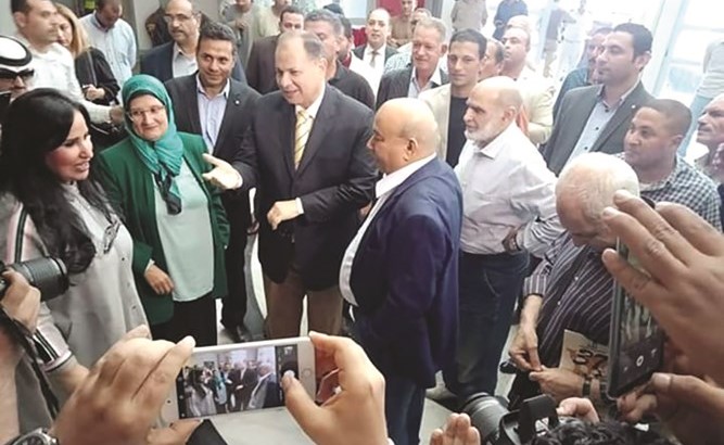 السفير صالح الذويخ وحرمه خلال تسليم أحد المشاريع الخيرية