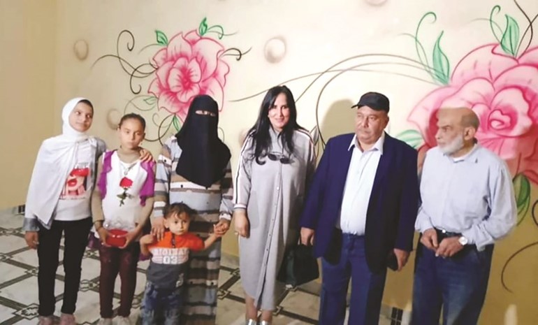 حرم السفير الذويخ مع عدد من المستفيدين