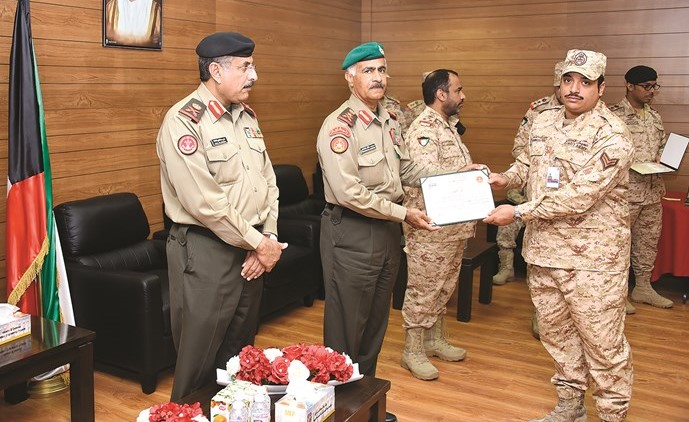 الفريق الركن محمد الخضر خلال تكريم أحد المشاركين بالمعرض