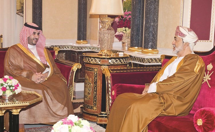 السلطان هيثم بن طارق مستقبلا صاحب السمو الملكي الأمير خالد بن سلمان امس	(أونا)