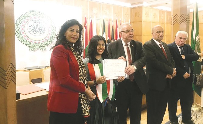 مديرة إدارة الثقافة بجامعة الدول العربية سعاد السحائي ووكيل وزارة التربية والتعليم المصري يكرمان غلا العنزي