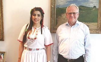 الزميلة أميرة عزام مع السفير إيجور هايدوشيك