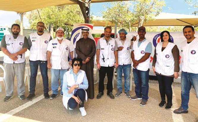 بدر المطيري مع عدد من المتطوعين في محجر الخيران