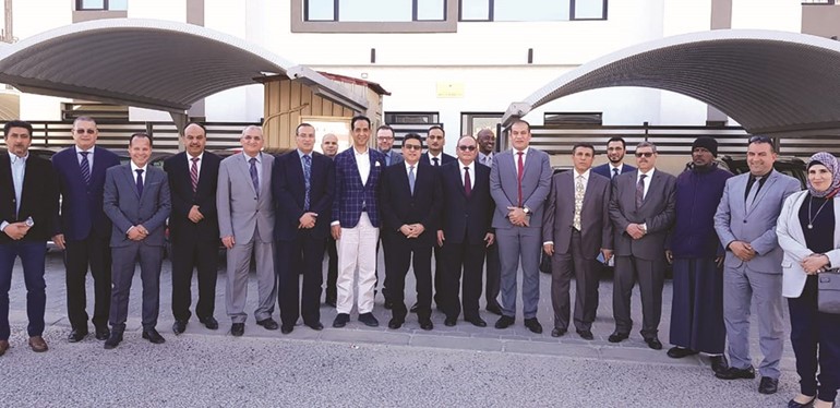 السفير طارق القوني مع عدد من أبناء الجالية