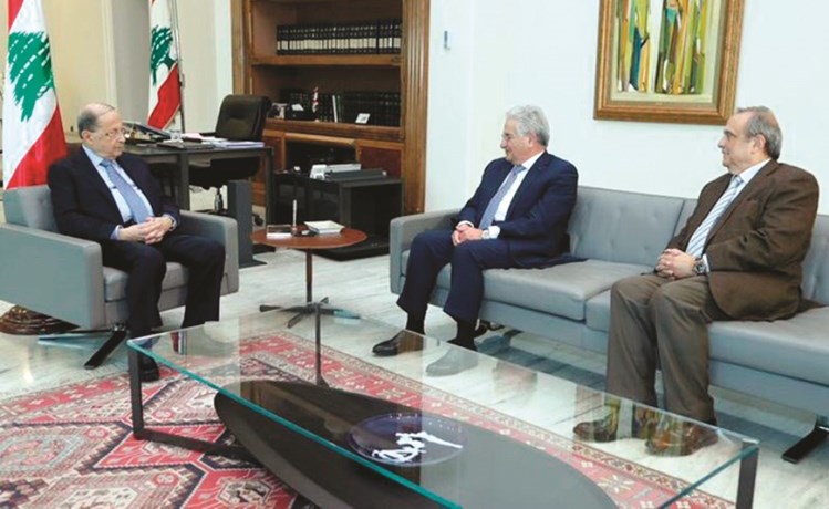 الرئيس العماد ميشال عون مستقبلا رئيس جمعية المصارف سليم صفير برفقة مستشاره انطوان حبيب	(محمود الطويل)