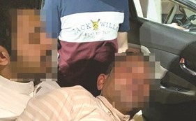احد المتهمين البنغال لدى توقيفه من قبل رجال المباحث