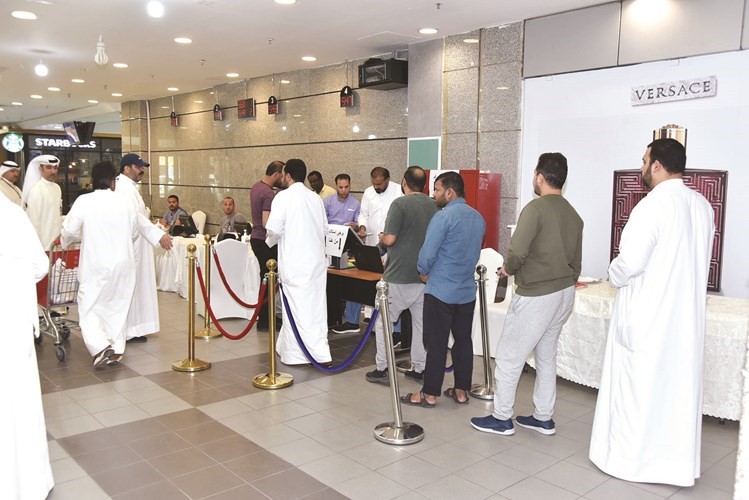 مواطنون يتسلمون الكوبونات الخاصة بالسلال الصحية