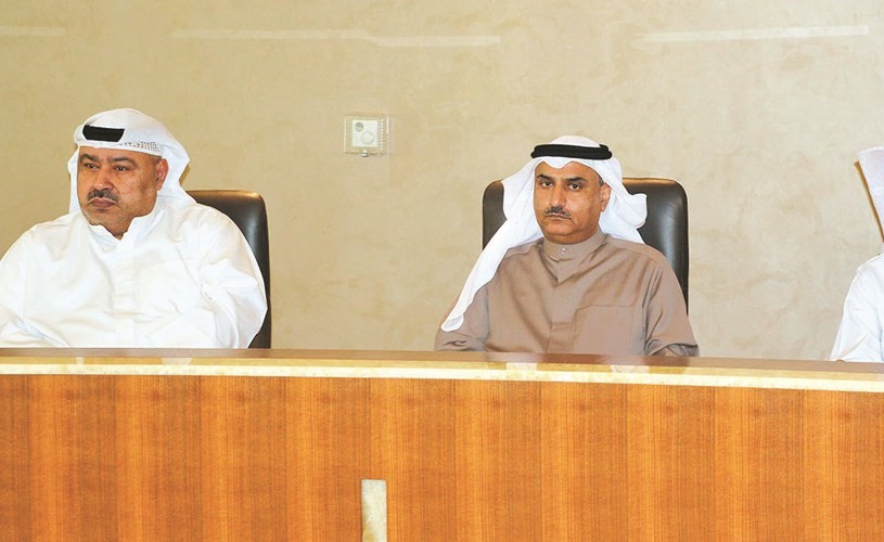 د. سعود الحربي وأسامة السلطان خلال الاجتماع