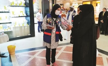 فريق محافظة الأحمدي التطوعي يوزع البروشورات على رواد المجمعات
