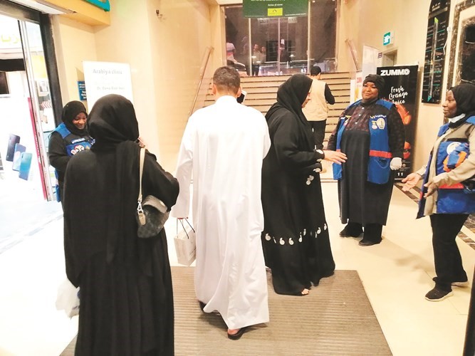 تفاعل من المواطنين مع أعضاء الفريق التطوعي