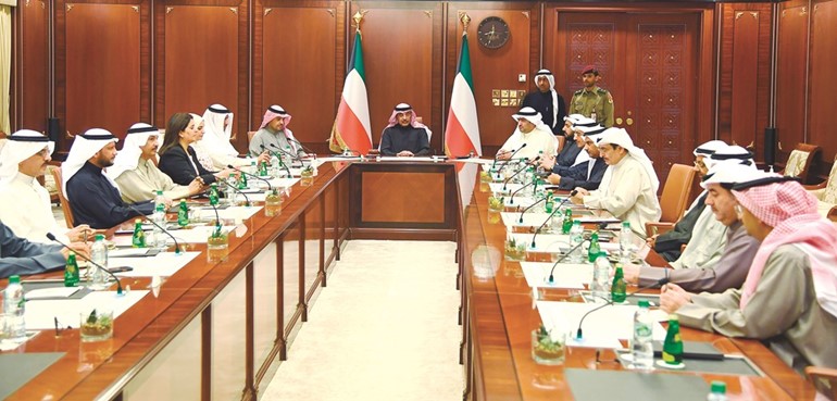 سمو الشيخ صباح الخالد خلال ترؤسه اجتماع مجلس الوزراء الاستثنائي مساء الجمعة