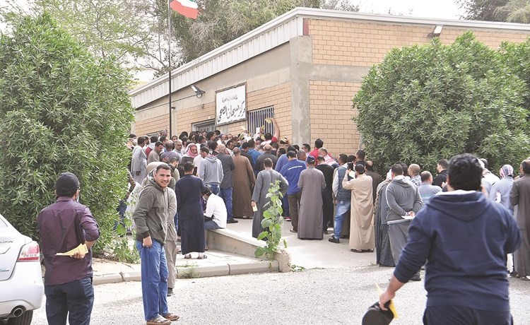 تجمع الوافدين أمام مركز صبحان لإجراء الفحوصات في الساعات الأولى من الصباح 	(قاسم باشا)