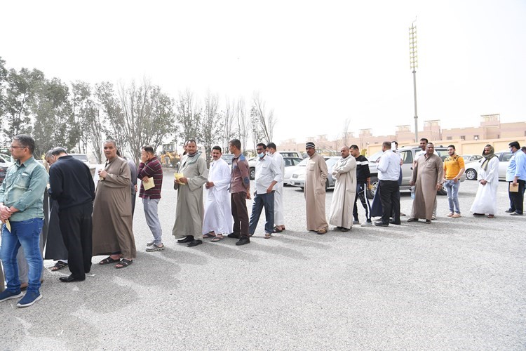 جانب من الحضور امام المركز