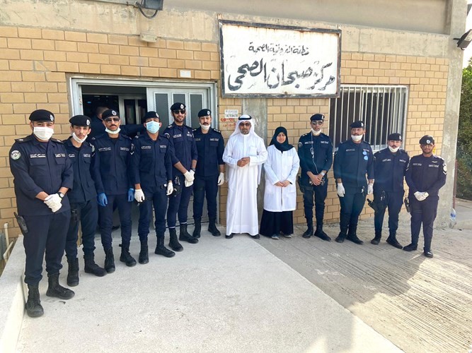 د. محمد عويضة ود.ايمان الطيار ورجال الداخلية بعد إنهاء الازدحام وتنظيم العمل