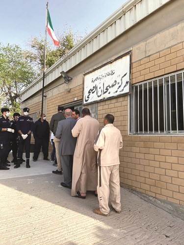 آخر المتواجدين أمام المركز الساعة الثانية ظهرا بعد تطبيق خطة مدير الفروانية الصحية