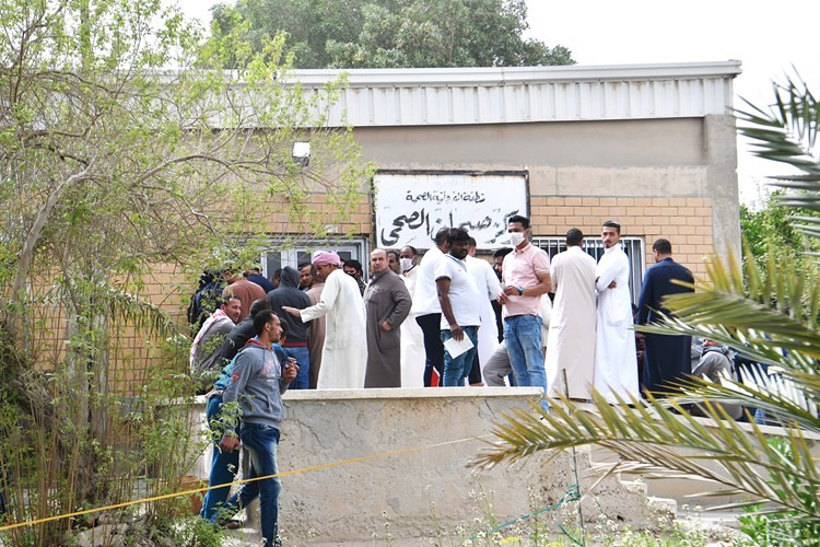 مراجعون في انتظار الفحص بالمركز
