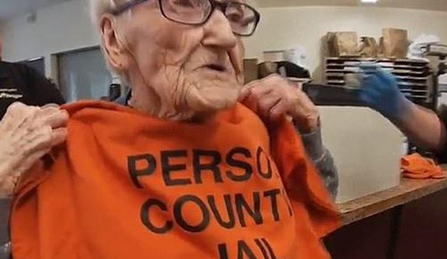 بالفيديو.. اعتقال وسجن مسنة أمريكية تبلغ من العمر 100 عام بسبب غريب!