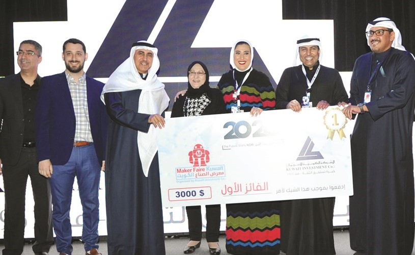 الطلاب الفائزون بالمركز الأول في المسابقة